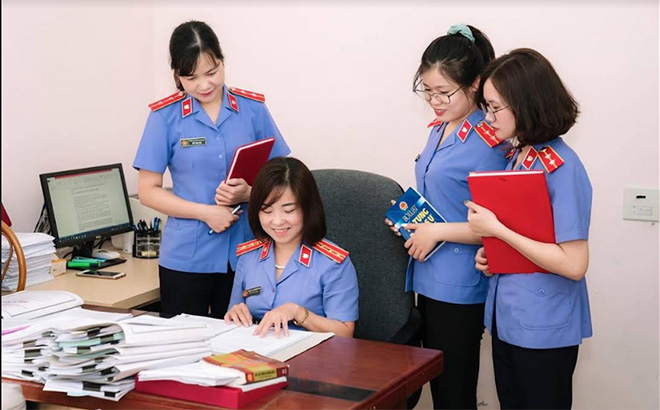 Lãnh đạo Viện Kiểm sát nhân dân huyện Mù Cang Chải trao đổi chuyên môn với cán bộ, kiểm sát viên trong đơn vị.