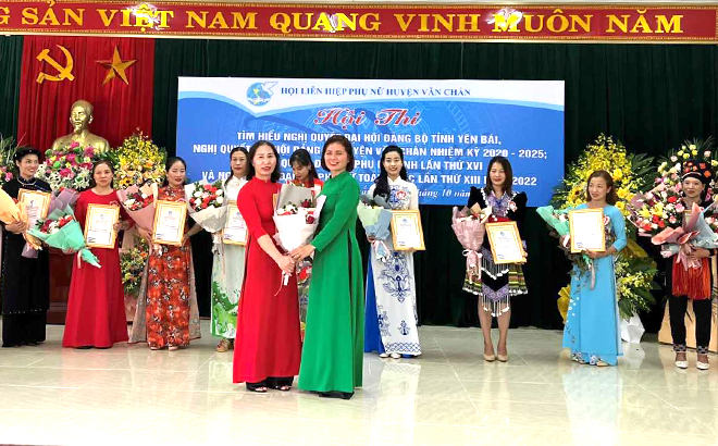 Lãnh đạo Hội LHPN tỉnh trao giải Nhất cho thí sinh tại Hội thi của Hội LHPN huyện Văn Chấn.