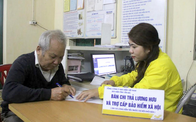 Nhân viên Điểm Bưu điện văn hóa xã Phú Thịnh, huyện Yên Bình chi trả lương hưu, trợ cấp cho đối tượng trên địa bàn xã.