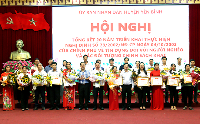 Lãnh đạo huyện Yên Bình tặng giấy khen cho các tập tập thể, cá nhân có thành tích xuất sắc trong 20 năm triển khai thực hiện Nghị định 78 của Chính phủ về tín dụng chính sách đối với người nghèo và các đối tượng chính sách khác.